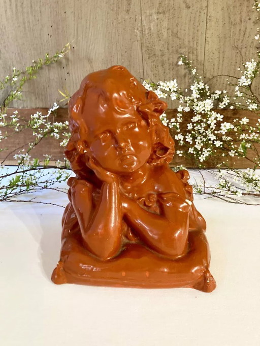 Busto in gesso di un bambino pensieroso