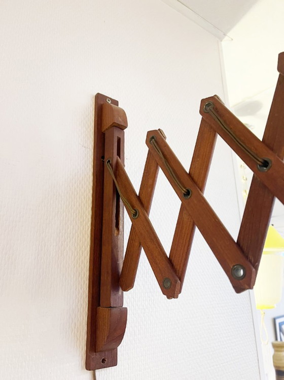 Applique accordéon scandinave en teck – abat-jour PERSPEX 1960 – Appliques murales, Wood (photo 5 of 6)