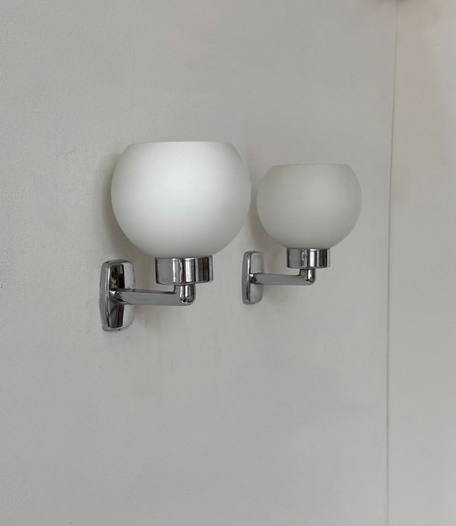Coppia di applique vintage, cromo e vetro opalino, Francia, 1970