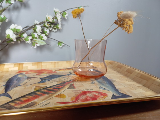 Image 1 of 1970 vintage geweven dienblad met zeevis decoratie