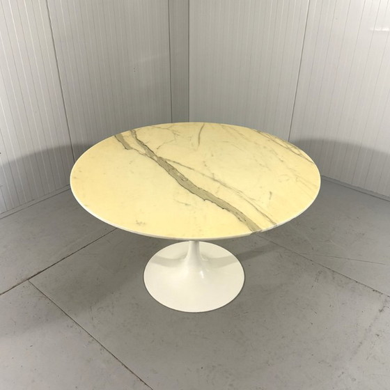 Image 1 of Round marble dining table with tulip-shaped base 1960s