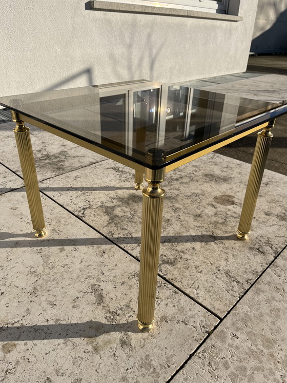 Image 1 of Tavolo da divano angolare vintage in ottone con piano in vetro fumé