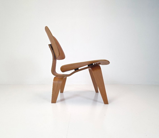 Image 1 of Charles & Ray Eames – Fauteuil lounge LCW en bois (modèle transitionnel)