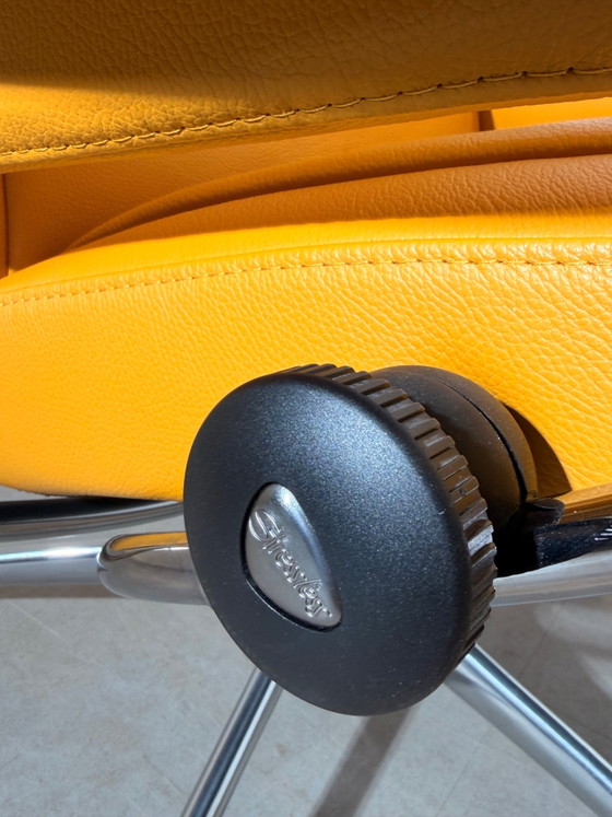 Poltrona reclinabile Stressless City con poggiapiedi – Pelle color giallo senape – Poltrone relax (photo 5 of 7)
