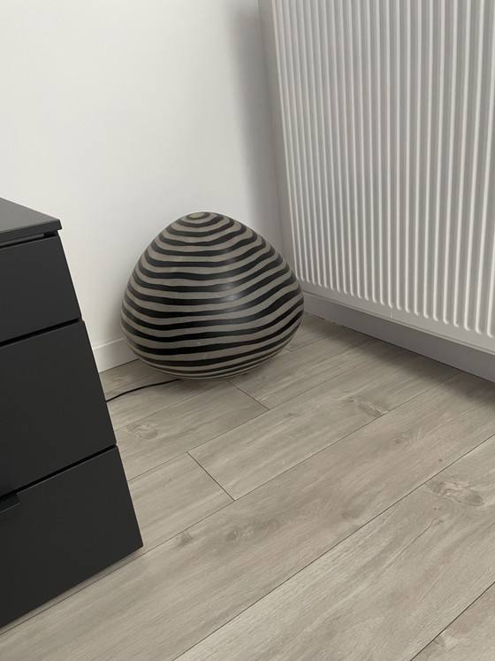 Bellissima e unica lampada di design di grandi dimensioni realizzata in vimini. – Oggetti decorativi, Plastic (photo 5 of 5)