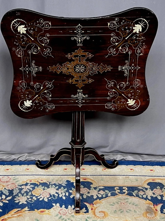 Table trépied victorienne en acajou, plateau inclinable peint à la main. – Tables basses, Wood (photo 5 of 7)
