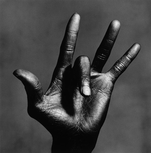 De hand van Miles Davis - Irving Penn, New York, 1986 - 45,7 x 45,7 cm