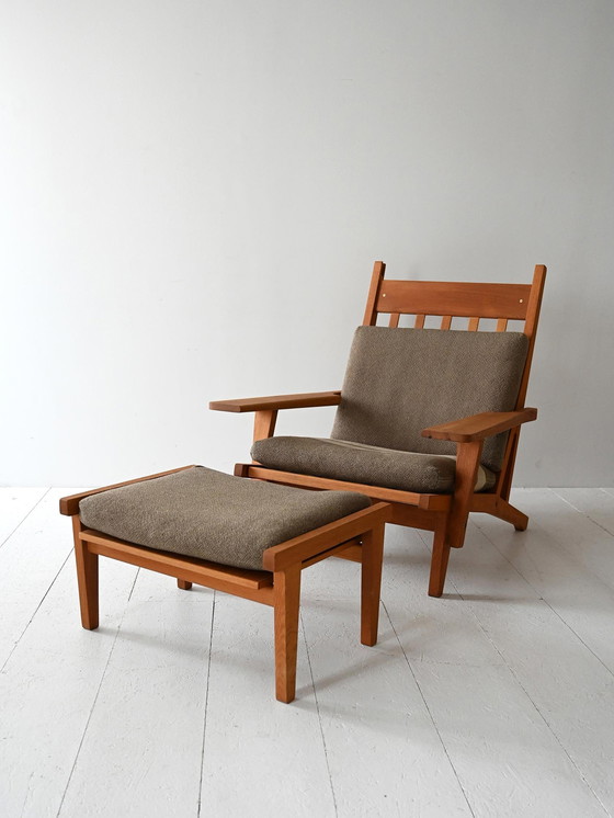 Image 1 of Hans Wegner GE 375 Fauteuil met Voetenbankje
