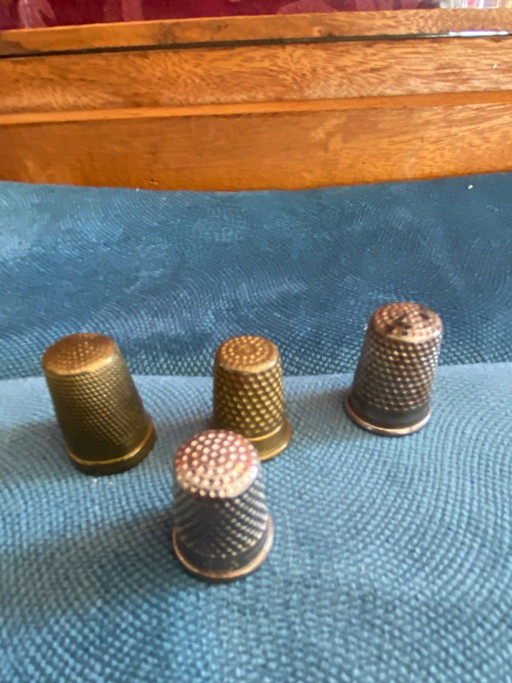 4 antique metal thimbles – decoratieve objecten