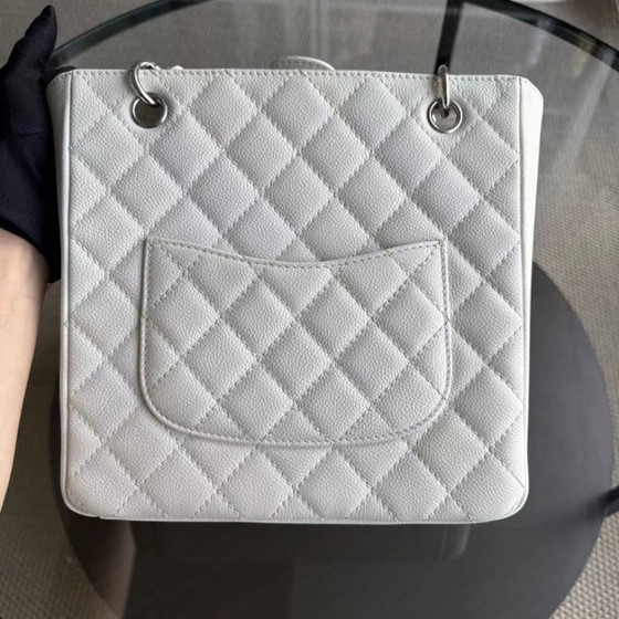 Image 1 of Borsa tote Chanel PST Petite Shopping - Borsa tote trapuntata bianca in pelle di caviale Serie 12