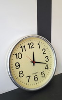 Orologio scolastico al quarzo vintage degli anni '80.