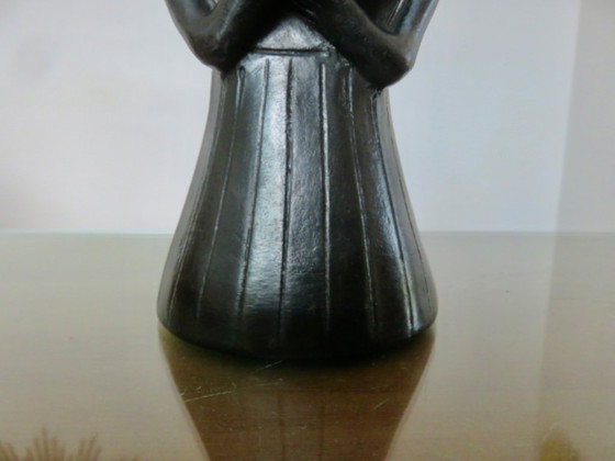 Image 1 of Ceramica nera opaca raffigurante una figura femminile tribale.