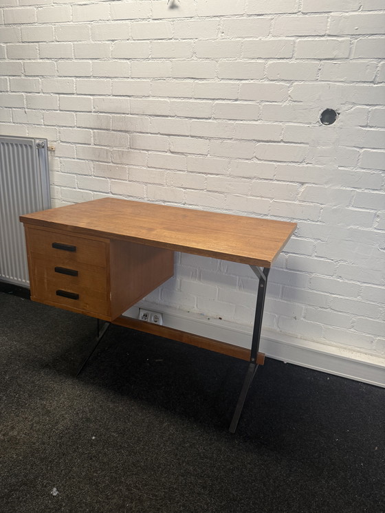 Image 1 of Bureau vintage design milieu du siècle, placage teck années 1960