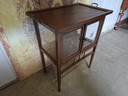 Meuble à thé ancien en chêne, vitrine, bar à whisky, cave à vin avec plateau amovible, dimensions 62x41cm et 76cm de hauteur.