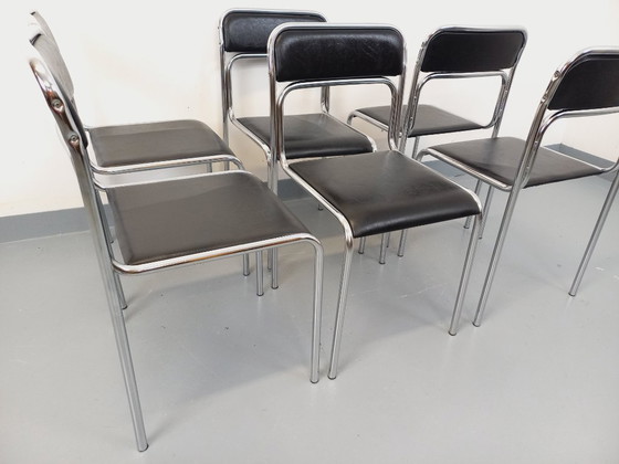 Image 1 of Suite de 6 chaises italiennes empilables vintage en métal chromé et skai noir des années 70 80