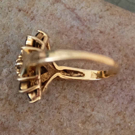 Anello vintage color oro con strass neri e trasparenti: design elegantemente dettagliato. (photo 7 of 11)