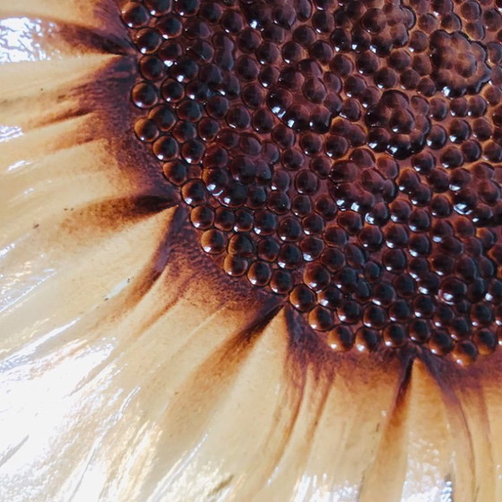 Image 1 of Plato con forma de girasol en vidrio moldeado y prensado, circa 1960.