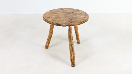 Image 1 of Paar primitive Dreibein-Tische. Frankreich, ca. 1940.