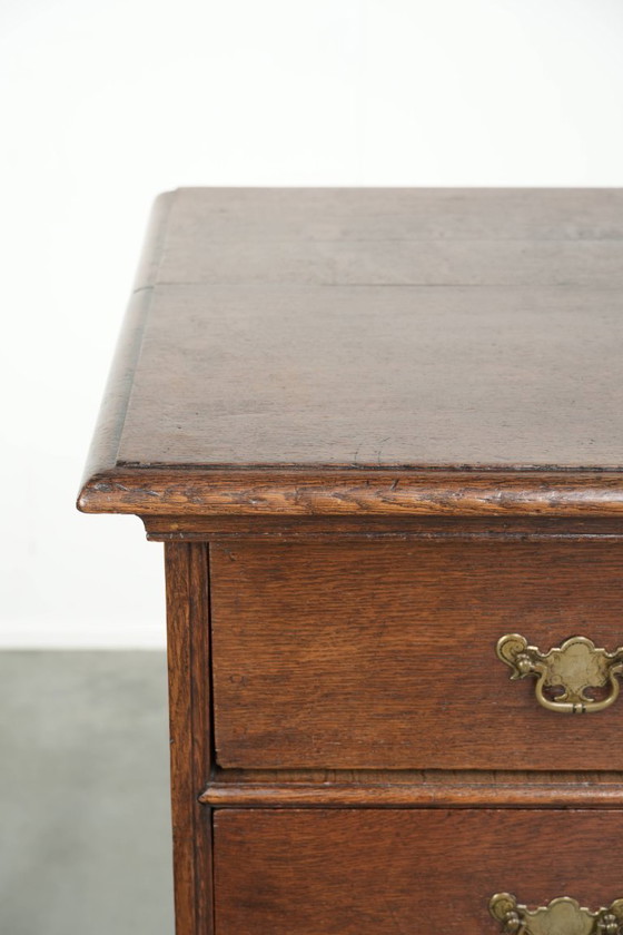 Image 1 of Zeer mooie antieke Engelse 17e eeuwse eikenhouten commode/ ladekast met origineel beslag en bolpoten