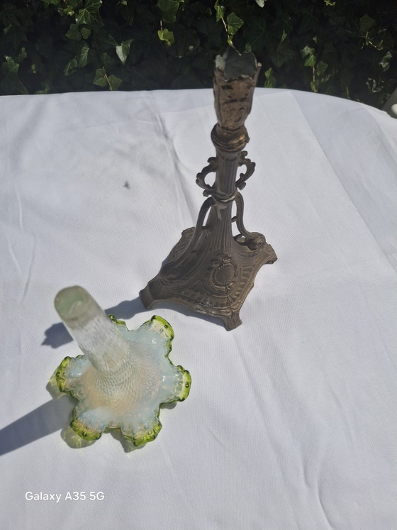 Image 1 of Schitterende art nouveau trompetvaas, ca. 47 cm – Boheems glas met metalen voet, circa 1900