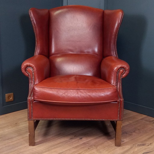 Grande poltrona inglese con ala a sbalzo rivestita in pelle di pecora