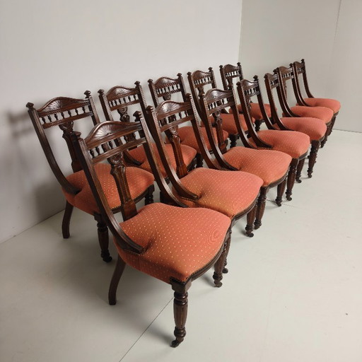 Ensemble de 12 chaises de salle à manger en noyer datant de la fin de l'époque victorienne, avec leurs roulettes d'origine.