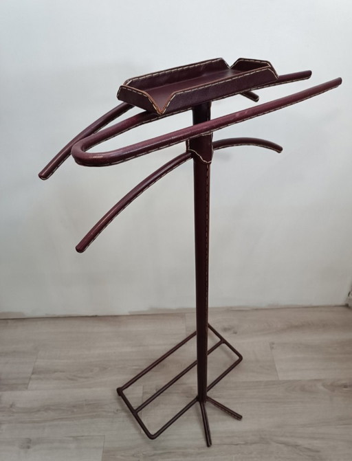 Cavalletto da cameriere rivestito in pelle, opera di Jacques Adnet, 1950.