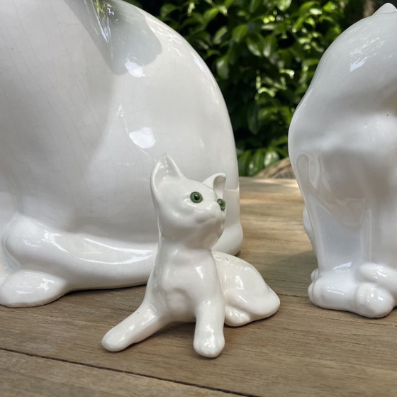 Image 1 of Set di 3 statuette vintage di gatti in ceramica bianca con occhi verdi.
