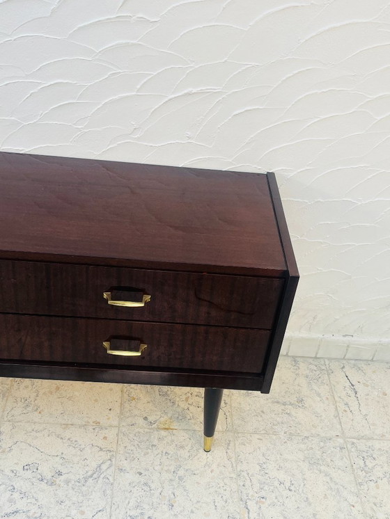 Image 1 of Vintage ladekast uit de jaren 60 met taps toelopende messing poten, Italiaans design.