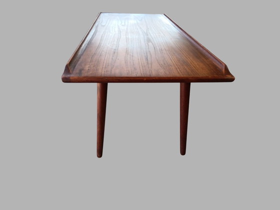 Image 1 of Teakhouten salontafel uit het midden van de 20e eeuw | Verhoogde, gebeeldhouwde randen | Scandinavische stijl jaren 60