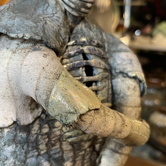 La Sculpture Céramique Le Guerrier en Émail et Dorure de Klara Reynders, 1987 – Ceramic, Surrealism (photo 11 of 18)
