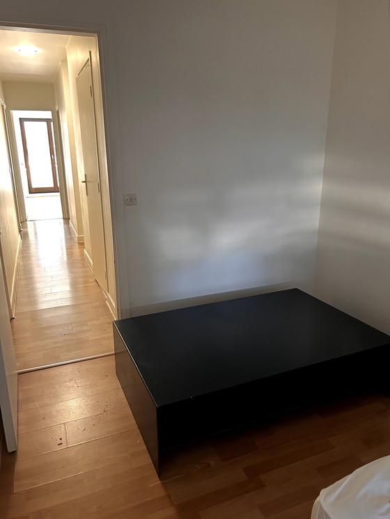 Image 1 of Mesa de centro de diseño de metal negro