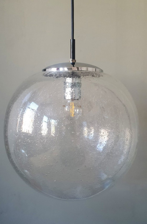 Image 1 of Grande lampe globe vintage du milieu du siècle / lampe suspendue avec bulles d'air fermées (30 cm).