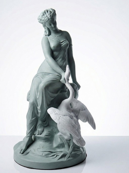 Biscotto bicolore di Letu & Mauger, Leda e il cigno, XIX secolo, celadon e bianco