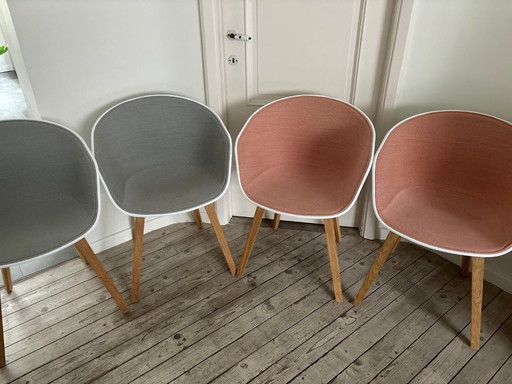Ensemble de 4 chaises HAY AAC 22 avec capitonnage frontal