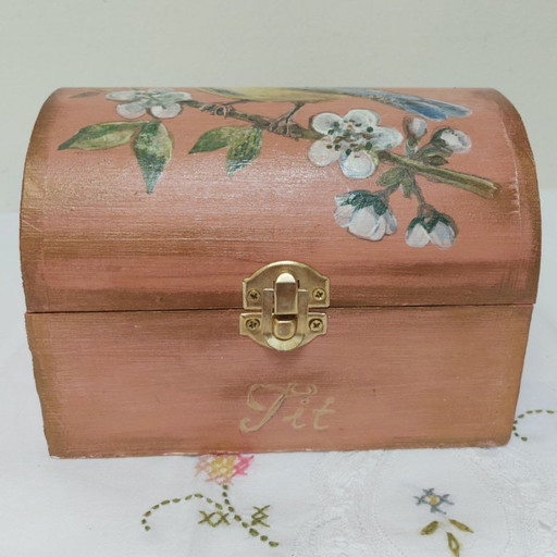 Portagioie in legno con pettirosso dipinto a mano, stile cottagecore vintage anticato.
