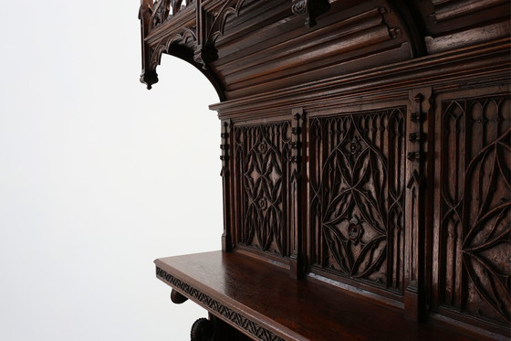 Image 1 of Rare grande armoire néogothique en chêne du début du 19e siècle, sculptée à la main