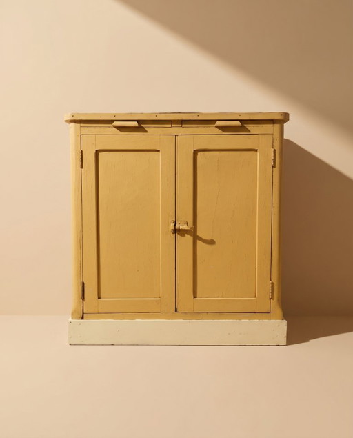 Antiek botergeel keukendressoir, eind 19e - begin 20e eeuw