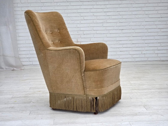 Image 1 of Poltrona danese con schienale alto, anni '70, rivestimento in velluto verde chiaro.