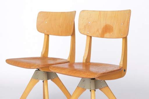Par de sillas giratorias vintage Casala, sillas industriales alemanas de madera de haya de los años 70, (photo 2 of 11)