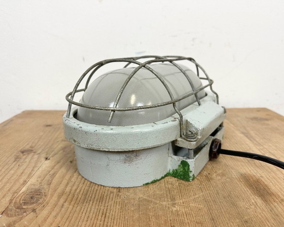 Image 1 of Applique industriale in alluminio pressofuso con vetro opalino di Elektrosvit, anni '70