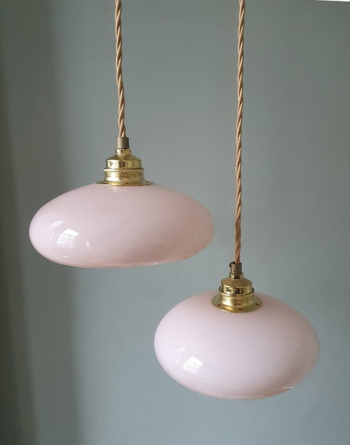 Set van 2 vintage hanglampen van roze pastel opaline glas.