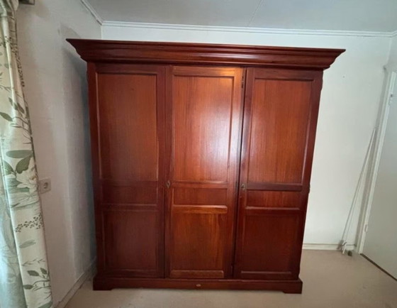 Image 1 of Armoire en bois à 3 portes, 2/3 d'espace penderie et 1/3 d'espace étagère