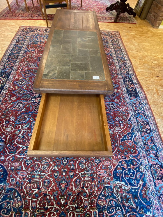 Salontafel in brutalistische stijl van eikenhout en leisteen met keramisch blad. – Stone, Wood (photo 4 of 8)