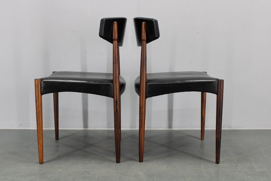 Image 1 of    	 1960er Satz von sechs hölzernen Esszimmerstühlen mit schwarzem Kunstlederbezug, Dänemark