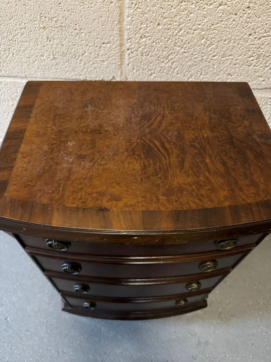 Image 1 of Commode en noyer avec assemblages à queue d'aronde