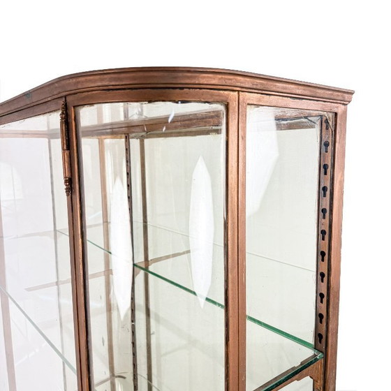 Image 1 of Grote antieke museum vitrinekast met gebogen glas – bronskleurig metalen vitrinekast