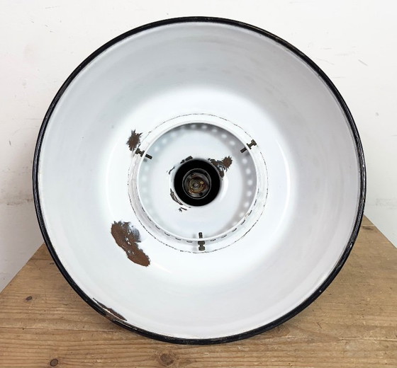 Image 1 of Industriële zwarte emaille fabriekslamp met porseleinen bovenkant, jaren 50