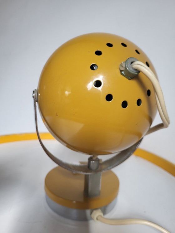Image 1 of Lampe de table en forme d'œil, style futuriste, couleur jaune mat et finition chromée, années 1960