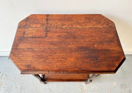 Image 1 of Mesa auxiliar antigua de madera con 2 niveles